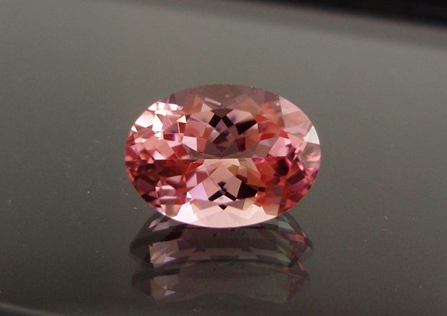【高品質ルース】淡いピンクのボディーカラー！！カシミール産ピンクトルマリン　1.32カラット　オーバルシェイプ8ｘ6mm