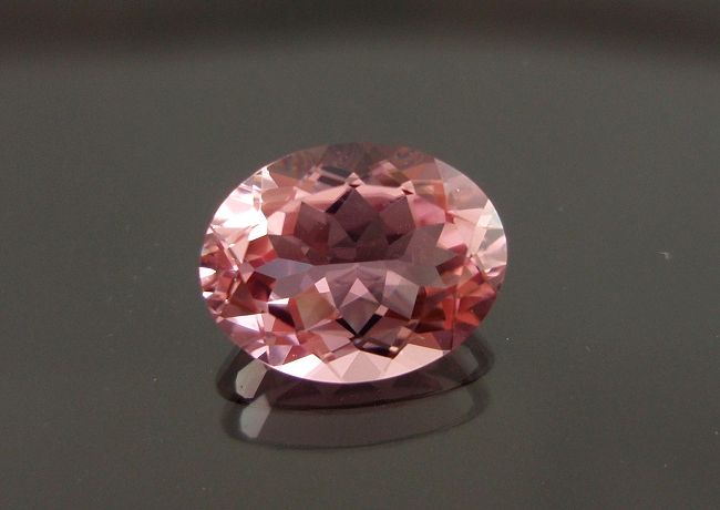 【高品質ルース】やさしいピンクのトルマリン！！カシミール産ピンクトルマリン　1.61カラット　オーバルシェイプ9ｘ7mm
