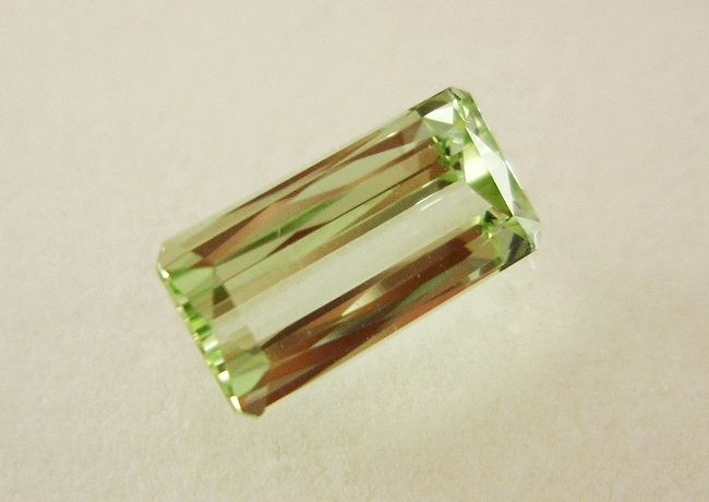 【高品質ルース】爽やかなミントグリーンのカシミール産トルマリンルース　1.88ct.オクタゴンシェイプ10.5x5