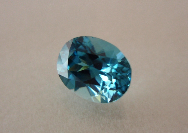 【高品質】カンボジア産　ブルージルコン　1.71カラット　オーバル8ｘ6mm