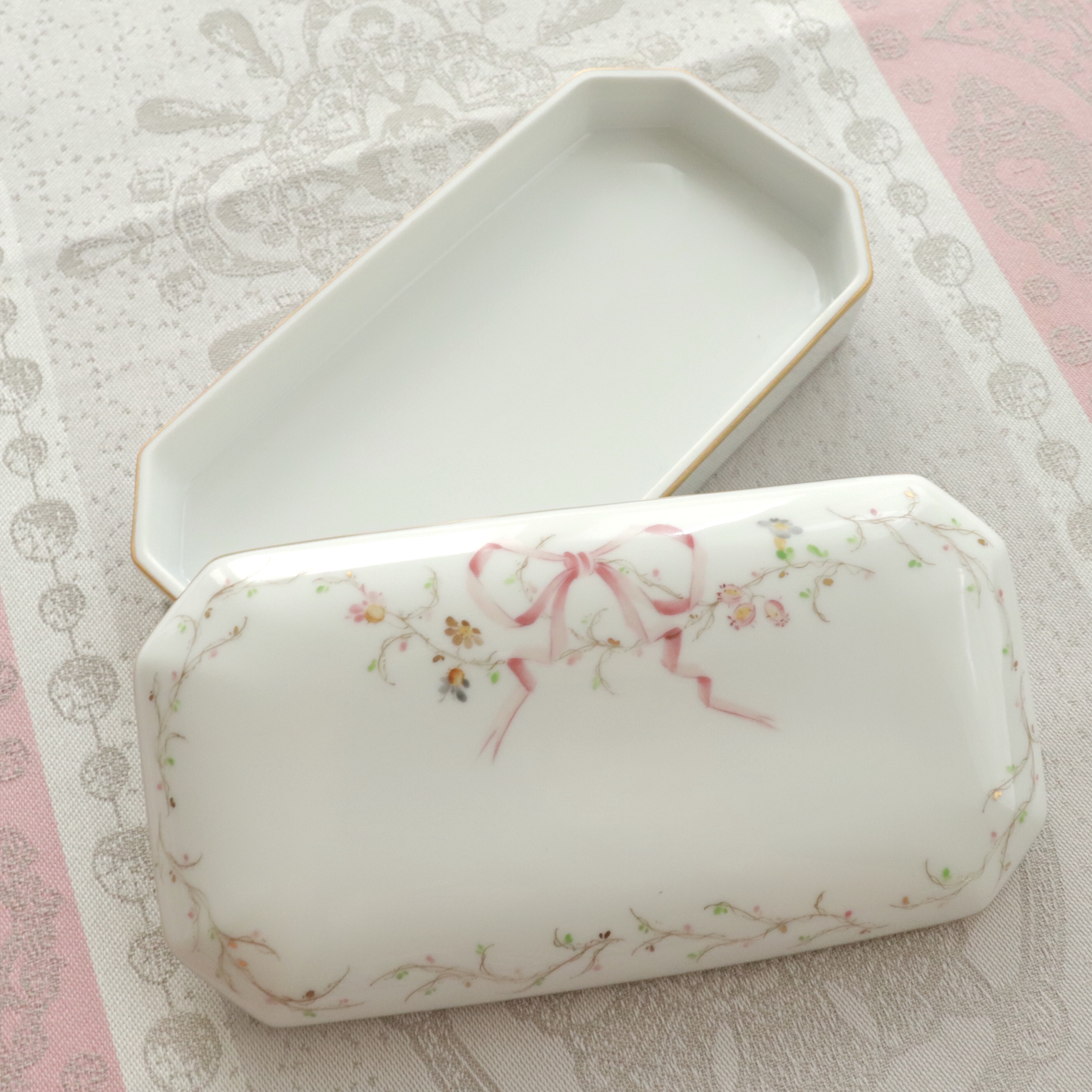 ☆再入荷☆ Herend ヘレンド エデン桜ピンクシンプル　トレジャーボックス