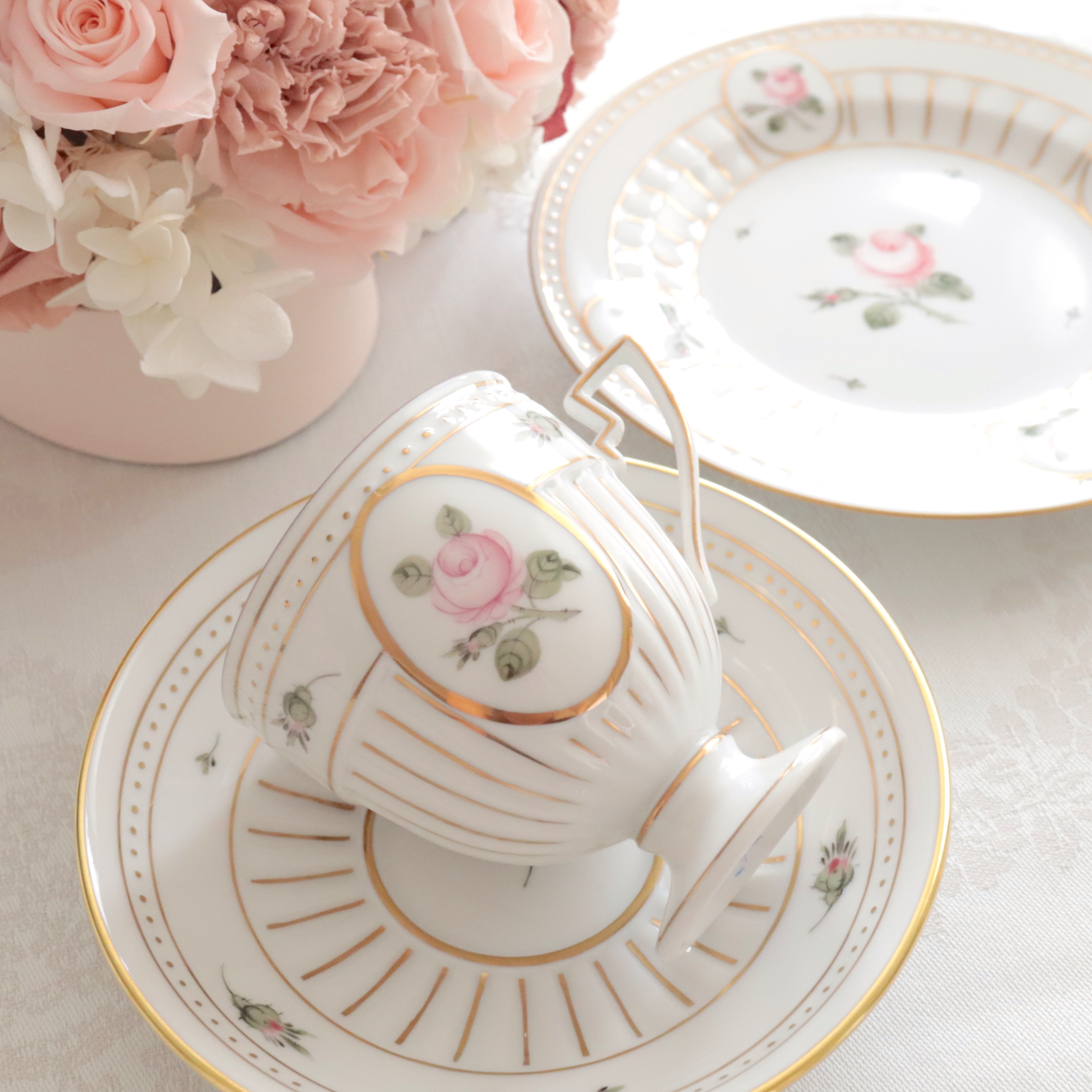 入荷待ち ☆NEW☆ ウィーンの薔薇ゴールドシリーズ　アンピール　チョコレートカップ＆ソーサー　トリオ