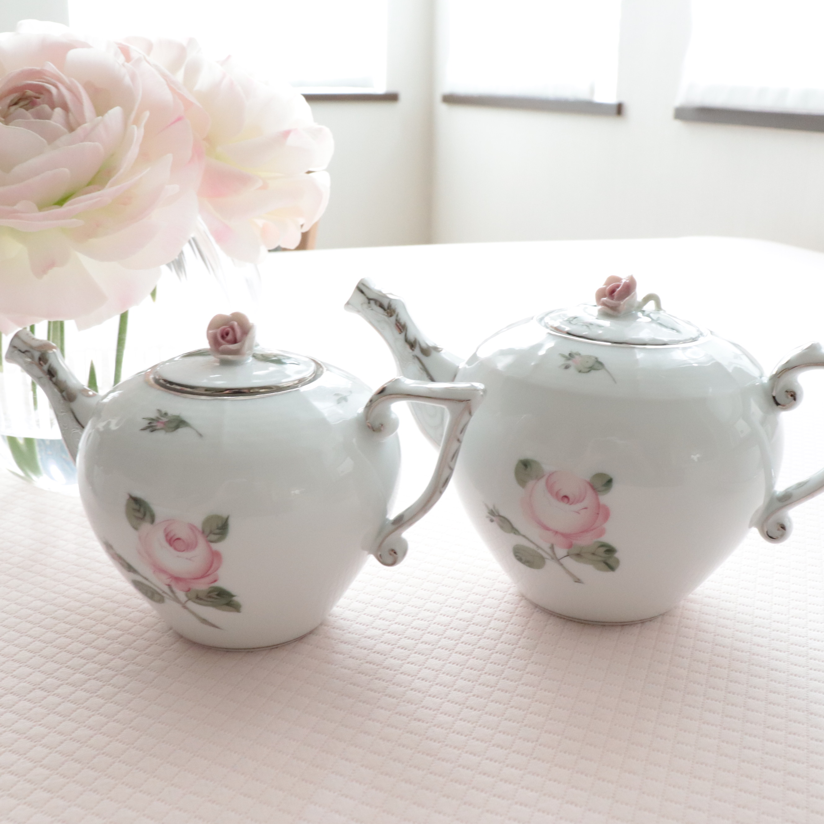 ☆お取り寄せ品☆お届けまで６ヶ月前後☆Herend ヘレンド　ウィーンの薔薇（淡いローズ） プラチナ 　ミニミニポット　約300ml （*写真の小さい方。大きい方は別売りの４００mlです。）