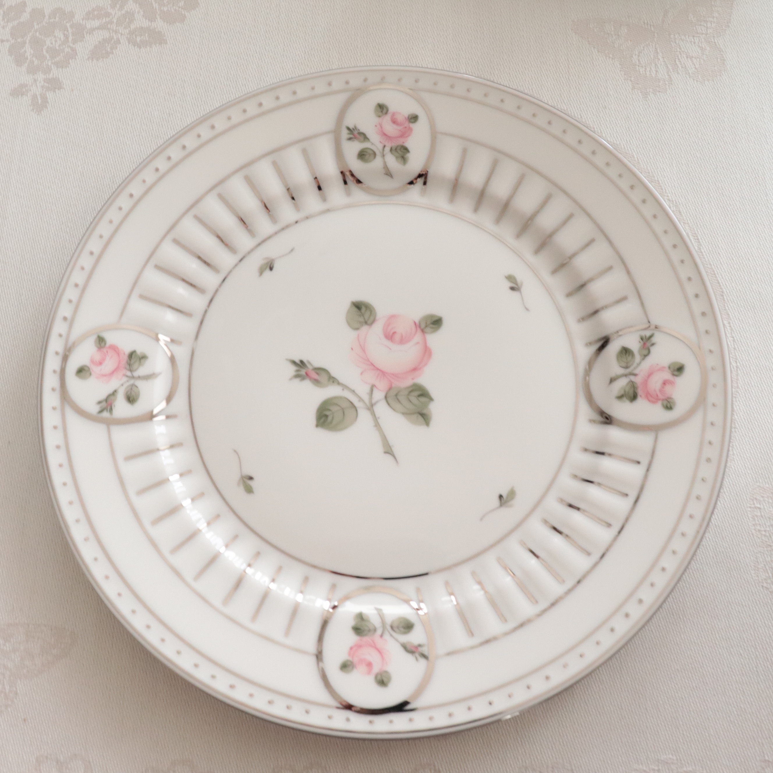☆NEW☆ Herend ヘレンド　ウィーンの薔薇　プラチナシリーズ　アンピールデザートプレート（L） *スモールサイズは別売りです。