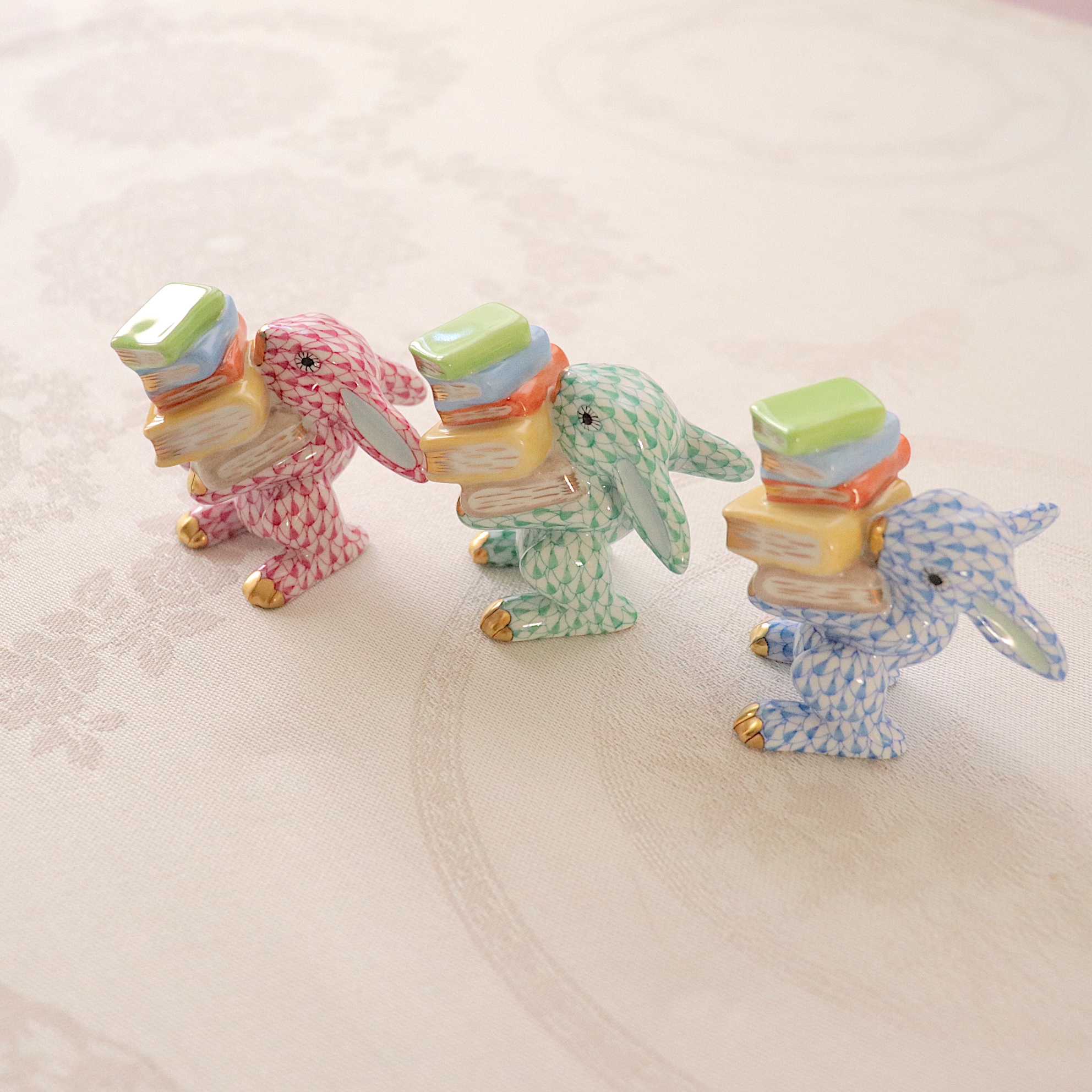 ☆お取り寄せ☆お届けまで６ヶ月前後☆Herend 学者のバニー　フィギュリン　ブルー　 (＊ブルー１体のご案内です。付属品は別売りです。）