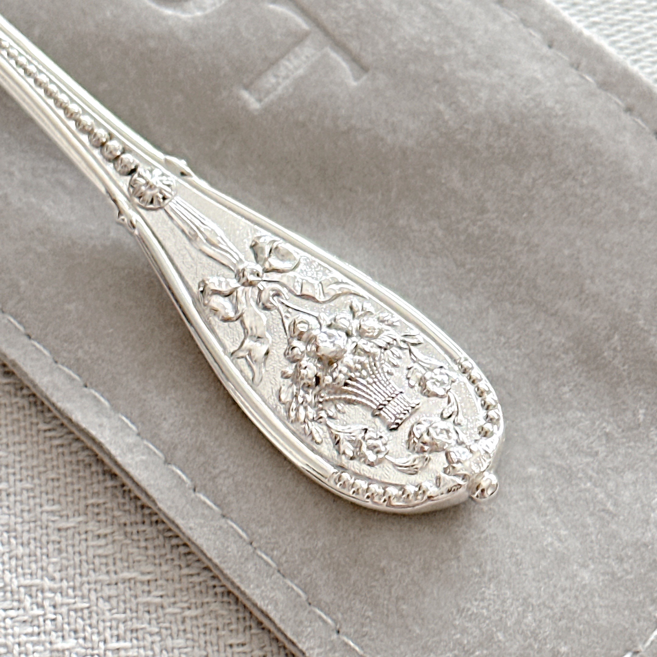 ☆お取り寄せ品☆納期6ヶ月前後☆　Odiot オディオ　フランス製　スターリングシルバー　ティースプーン (*注：カップはサイズ感の参考まで。スプーンのみのご案内です。こちらの商品は各種クーポンご利用いただけません）