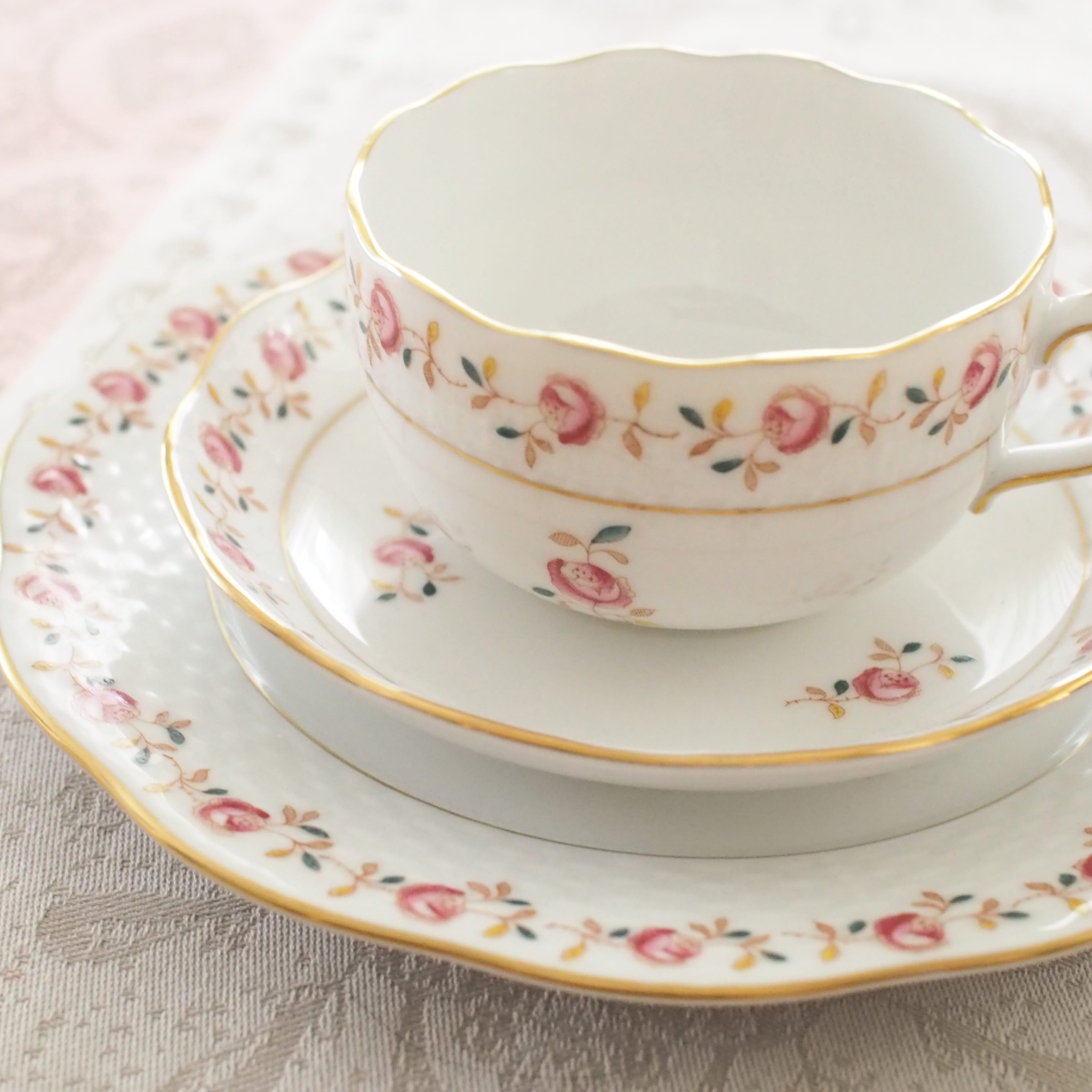 ☆価格変更前・在庫僅か☆ Herend ヘレンド  ローズガーランド　ティーカップ＆ソーサー　（＊デザートプレートは付属しません。）