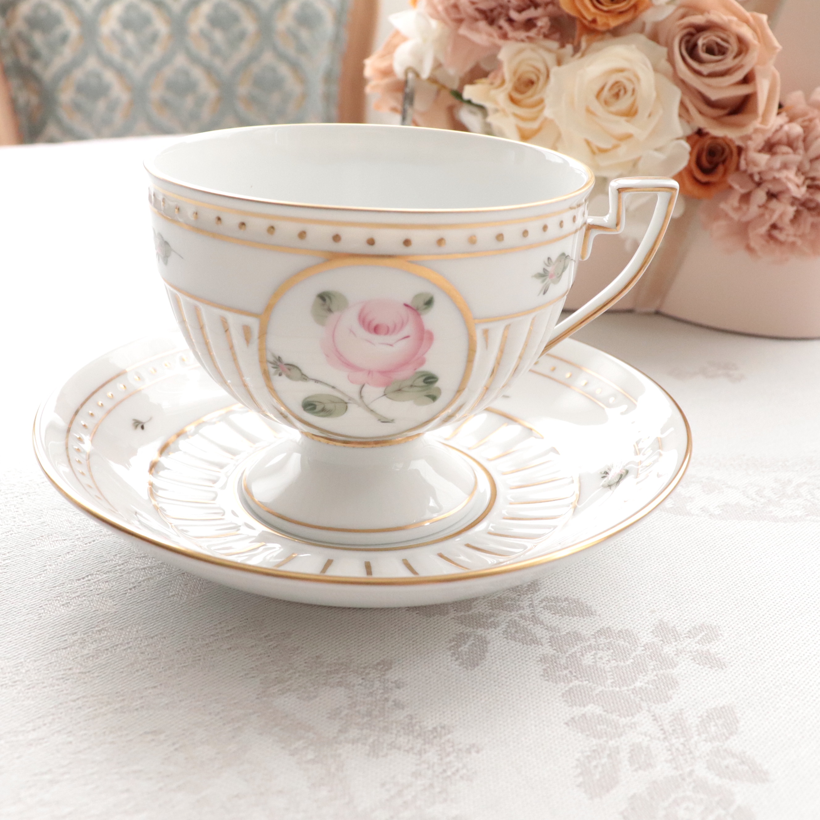 ☆NEW☆ Herend  ヘレンド　ウィーンの薔薇淡いゴールドシリーズ　アンピール　ティーカップ＆ソーサー