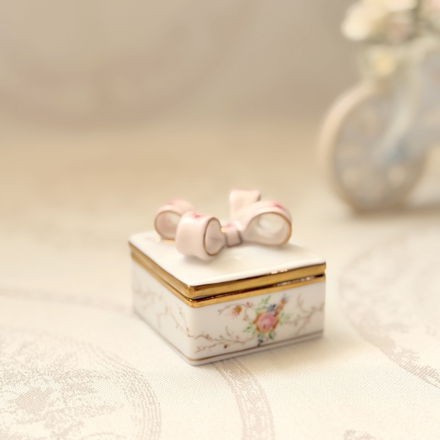 陶磁器の花とリボンのボックス　ヘレンド　エデン　ボンボン ☆再入荷☆ Herend ヘレンド エデン桜ピンクシリーズ おリボンBox (S)