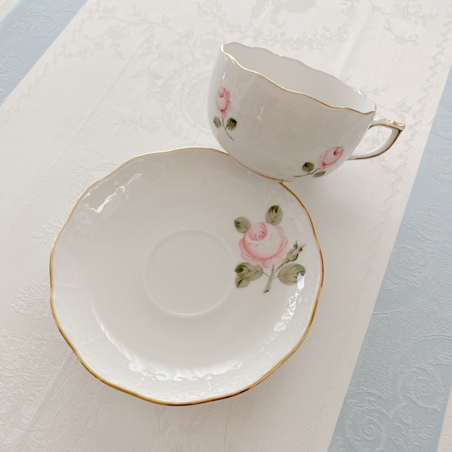 レア　Herend ヘレンド　ウィーンの薔薇　淡いローズのティーカップ＆ソーサー　（ゴールドリム）
