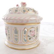 ☆再入荷☆ウィーンの薔薇　淡いゴールドシリーズ　ポマンダー（S）