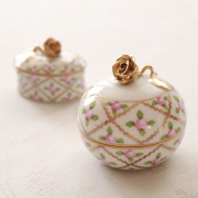 ☆無料ギフト包装対応品☆ Herend ヘレンド　セーブル風小薔薇金彩　ラウンドボンボン　オープンローズ (*まん丸ボンボン1点のご案内です。）