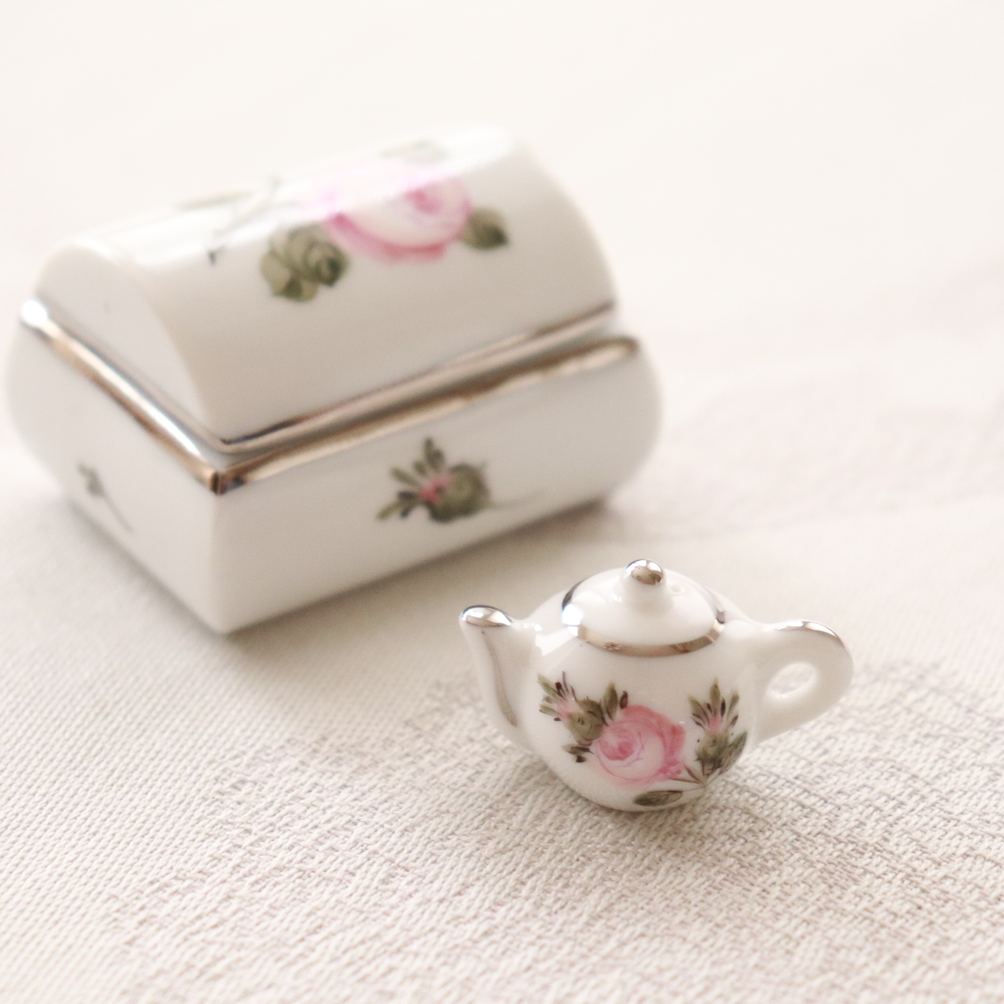 ☆有料ギフト包装対応品☆再入荷☆ Herend ヘレンド　ウィーンの薔薇プラチナ　ティーポットチャーム (*チャームのみのご案内です。Boxは別売りです。）