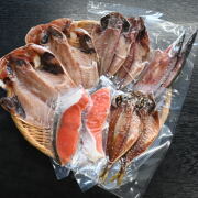 ひものと塩紅鮭切身のセット【送料込み】《ダンボール梱包》（5種類２枚づつ１０枚）