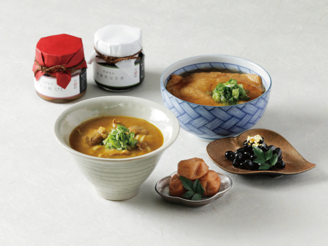 【K-1717】きつね・カレーのおうどんと黒豆甘煮・幸梅漬の詰め合わせ[4人前]