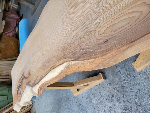 SGK451 樹齢約450年・杉大枝一枚板 約1290×360～400～630×39mm