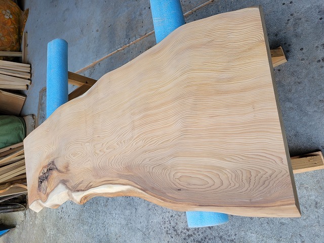 SGK451 樹齢約450年・杉大枝一枚板 約1290×360～400～630×39mm