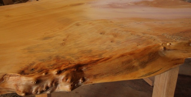 樹齢80年以上の医長をじっくりと熟成自然乾燥。水に強い銀杏のきこそ
