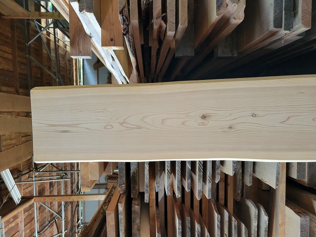 SG504 両耳つき杉一枚板 約1850×40×310～340mm 天然熟成乾燥材 節あり