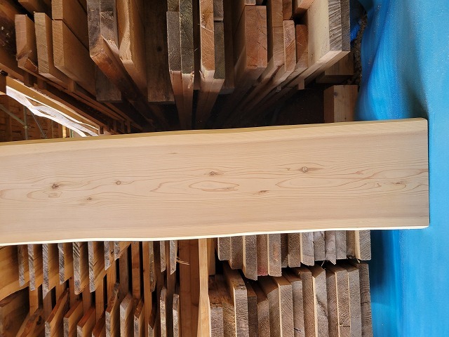 SG504 両耳つき杉一枚板 約1850×40×310～340mm 天然熟成乾燥材 節あり