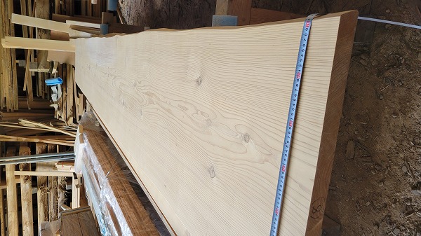 SGL604 杉一枚板 約4200×42×560～640～710mm 両耳付き 節有