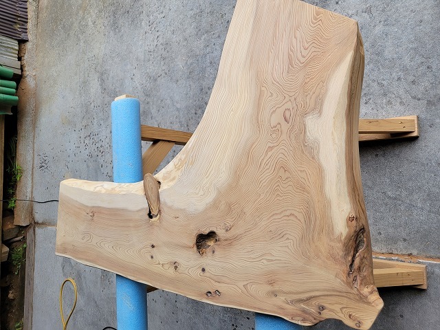 SGK455 樹齢約450年・杉大枝のL型一枚板 約800×1160×（厚さ）48mm