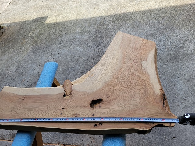 SGK455 樹齢約450年・杉大枝のL型一枚板 約800×1160×（厚さ）48mm