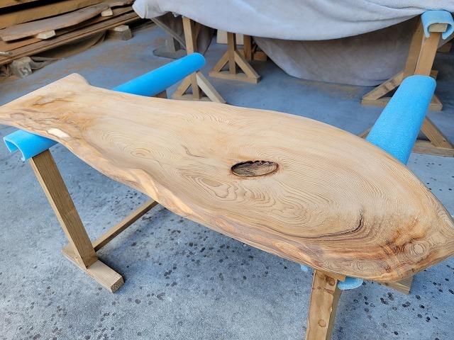 SGK462 樹齢約450年・杉大枝一枚板 約1360×300～470～300×36mm