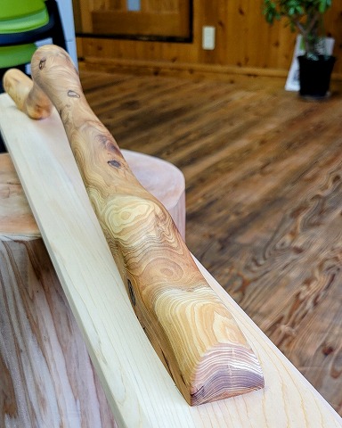 手すり・取っ手 長さ810mm 桧台座：長さ約1000mm×厚さ20mm×幅100mm