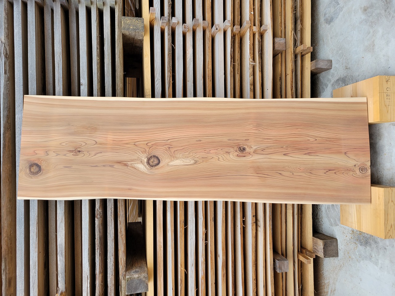 Ｍ1002　杉一枚板両耳付　【送料無料】　1870×30×550～570ｍｍ