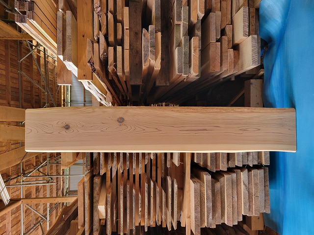 SG503 両耳つき杉一枚板　約1850×25×300～310mm 　樹齢約100年　天然熟成乾燥材　節あり　研磨仕上げ