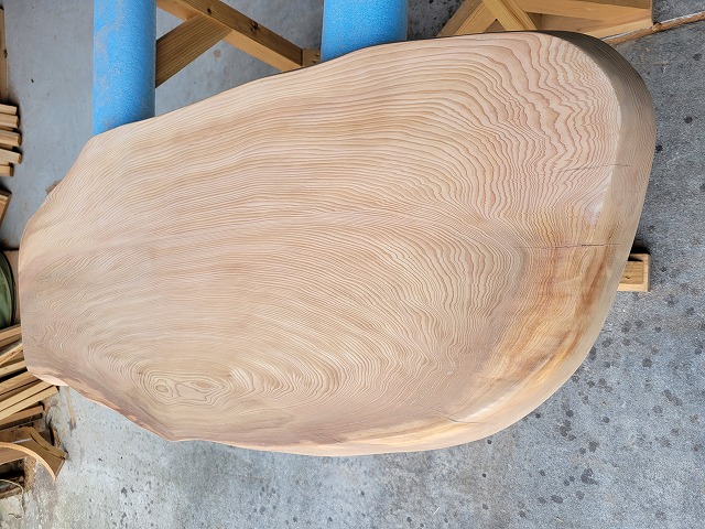 SGK453 樹齢約450年・杉大枝一枚板　約1090×300～480～350×40mm