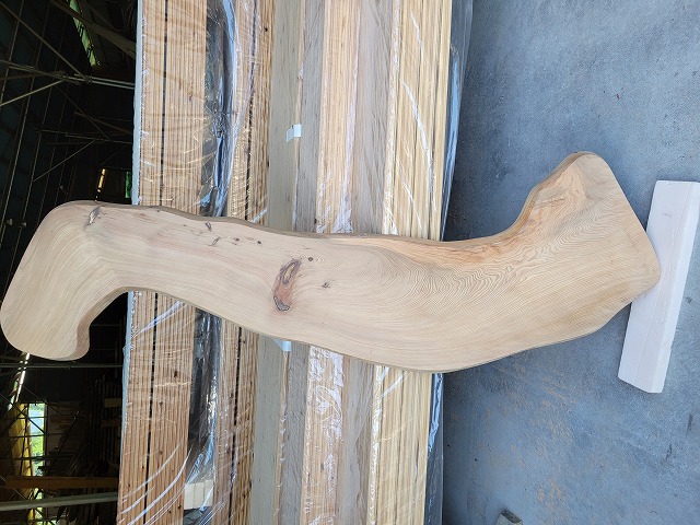 SGK457 樹齢約450年・杉大枝一枚板　約1950×290～260～320～450×38ｍｍ