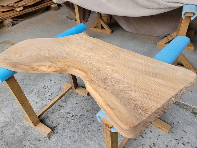 SGK460 樹齢約450年・杉大枝一枚板　約1100×350～540～500×38mm