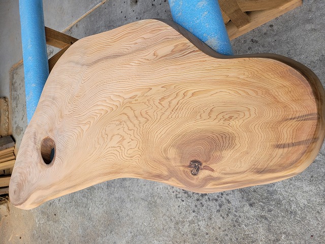 SGK471 樹齢約450年・杉大枝一枚板　約1100×200～450～250×30mm