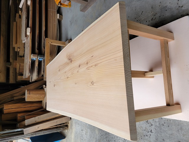 TB-02　ダイニングテーブル/木製脚付き　樹齢約150年杉/2枚接ぎ天板　耳付き天板　無塗装　天板サイズ/約1800×55×700～790mm　木製脚高さ/約645ｍｍ