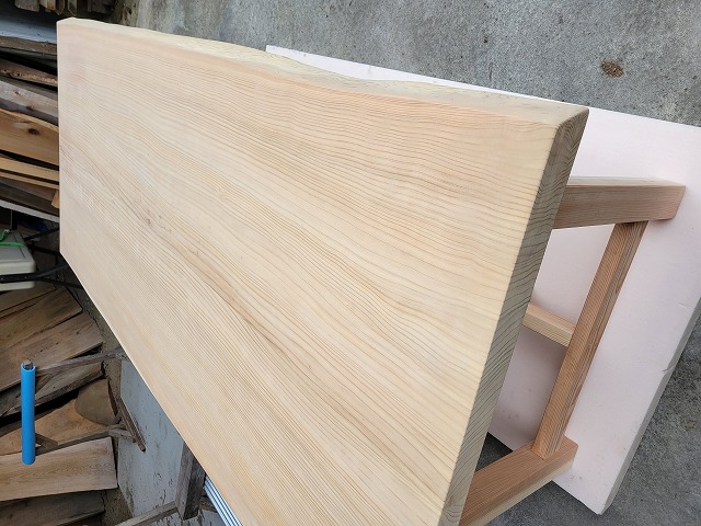 TB-01　ダイニングテーブル/木製脚付き　樹齢約150年杉/2枚接ぎ天板　耳付き天板　無塗装　天板サイズ/約1900×55×830～870mm　耳付き(含む)サイズ：約880～930mm　木製脚高さ/約645ｍｍ