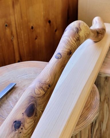 手すり・取っ手　長さ810ｍｍ　桧台座：長さ約1000ｍｍ×厚さ20ｍｍ×幅100ｍｍ