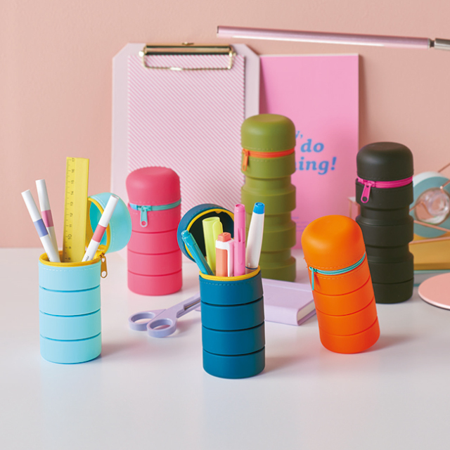 スタンドにもなるシリコンケース