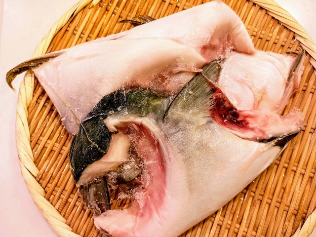 冷凍 天然　ブリカマ　（1袋　約１ｋｇ以上　約５尾入り）　塩焼き 煮付け　照り焼きなど　鰤　ぶりかま