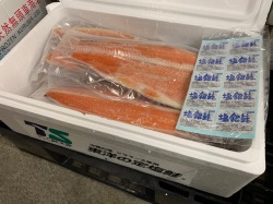 銀サケフィーレ 片身フィレ　１枚1kgアップ［８ｋｇ７枚入り箱売り］　売れてます！