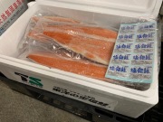 銀サケフィーレ 片身フィレ　１枚1kgアップ［８ｋｇ７枚入り箱売り］　売れてます！