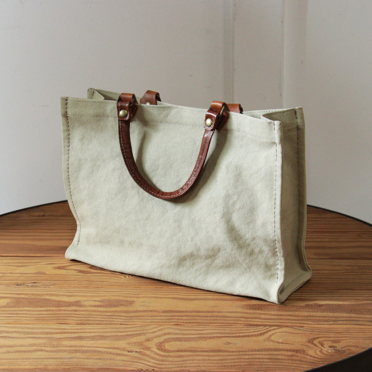 帆布×革　クラシカルな雰囲気のトートバッグ　スクエア　通勤　通学