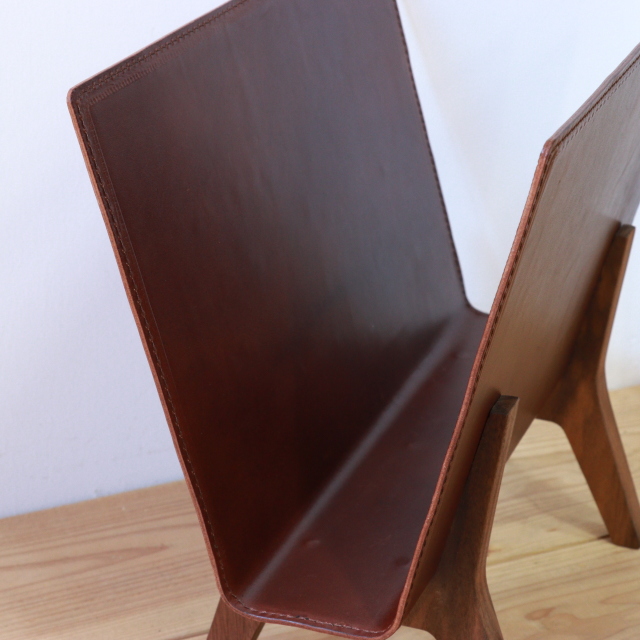 こげ茶色のレザーマガジンラック ブックスタンド
