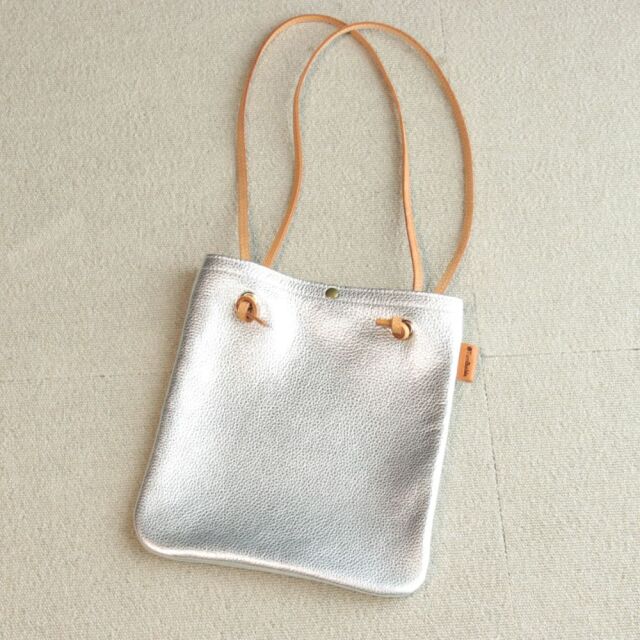 選べるベルト長さ シンプルショルダーバッグ シルバーレザー×ヌメ革