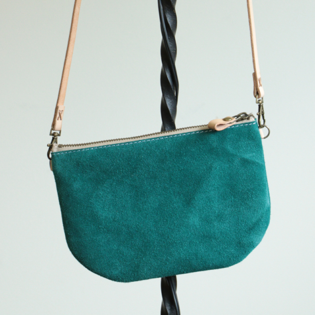 【TurnBuckle leather】(売り切り価格)牛床革のベロアショルダーバッグ