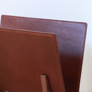 こげ茶色のレザーマガジンラック　ブックスタンド