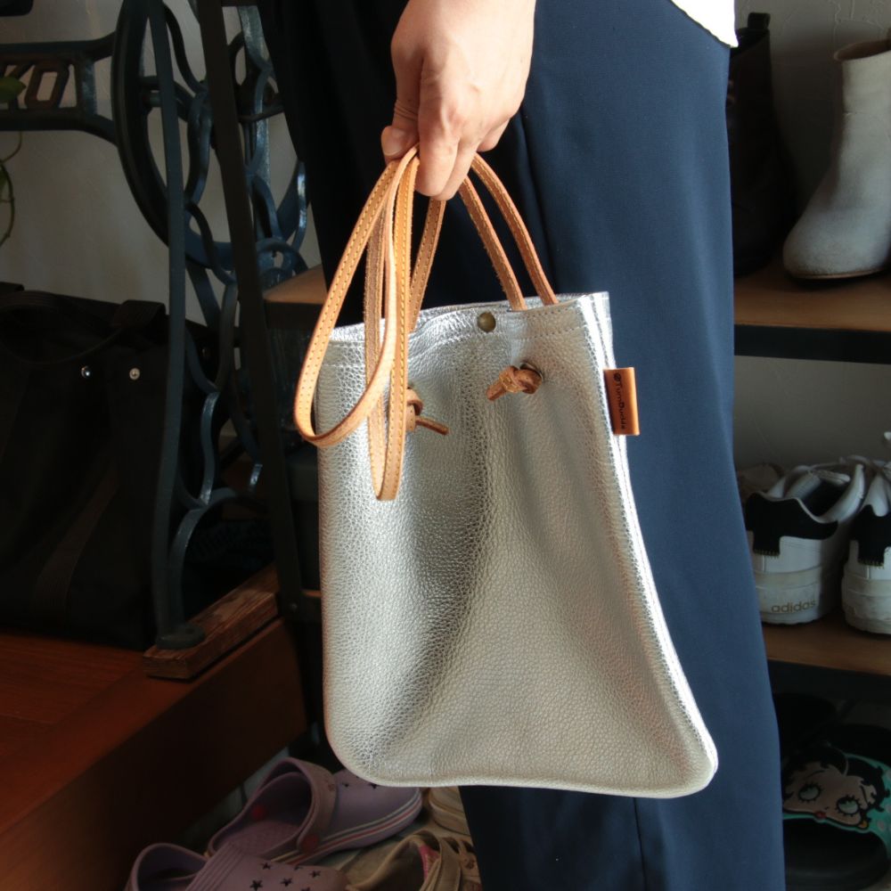 選べるベルト長さ シンプルショルダーバッグ シルバーレザー×ヌメ革 カバン バッグ 銀 シルバー おしゃれ