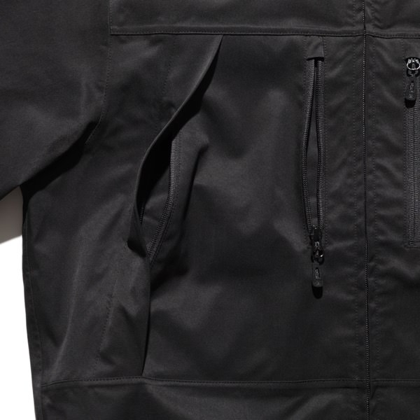 ROARK（ロアーク）CARAVANJACKETブラックRJJ1154。防水・撥水性を備えた高機能シェルジャケット。