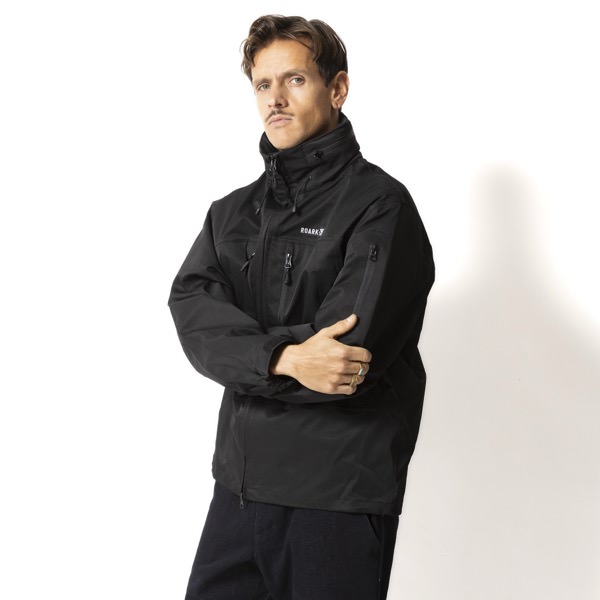 ROARK（ロアーク）CARAVANJACKETブラックRJJ1154。防水・撥水性を備えた高機能シェルジャケット。